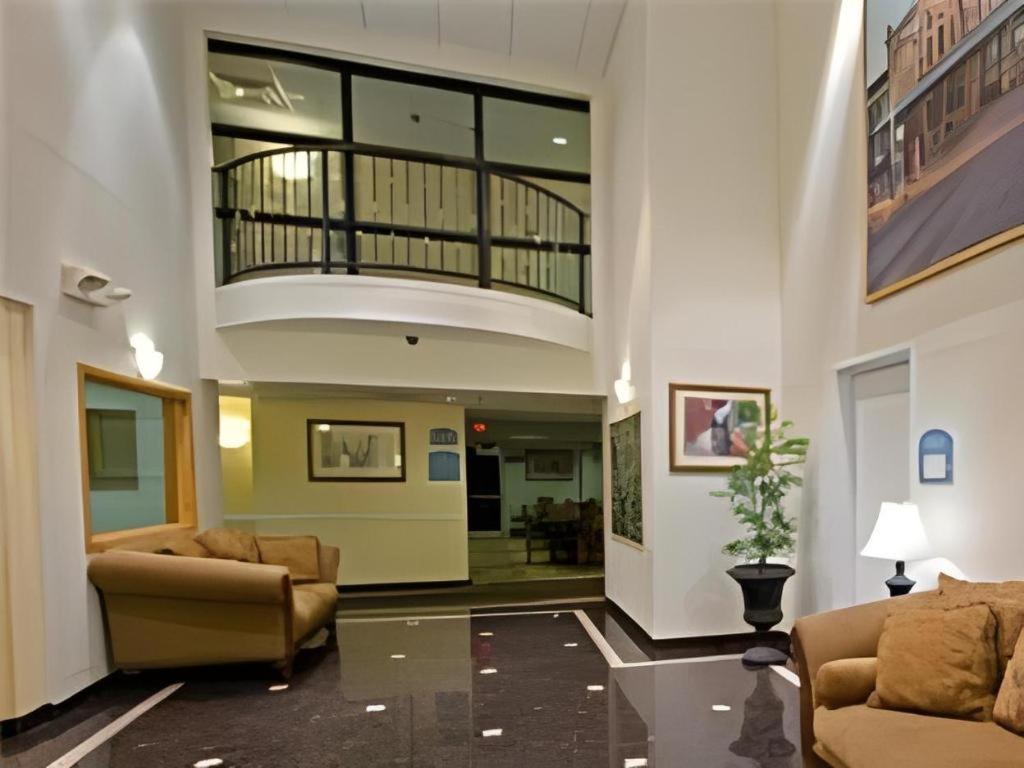 Holiday Inn Express Hotel & Suites Columbus By Ihg Exterior foto