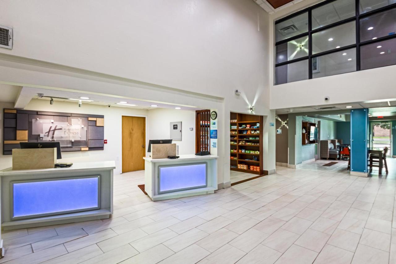 Holiday Inn Express Hotel & Suites Columbus By Ihg Exterior foto